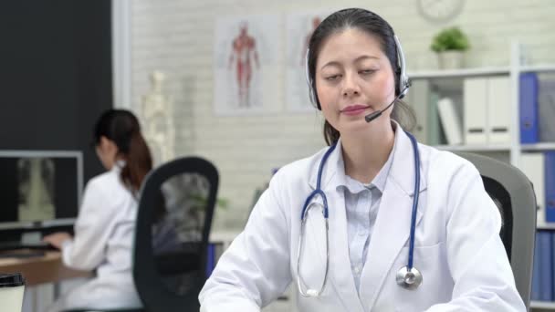 Asiatico Medico Facce Macchina Fotografica Risposte Online Telefonata Clinica Ufficio — Video Stock