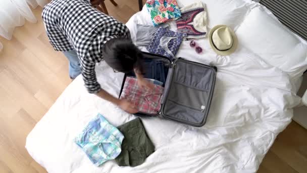 Ağır Çekim Bavulu Hazırlama Kız Sadece Kocası Ile Mücadele Etti — Stok video