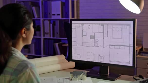 Азіатські Жінки Архітектор Малювання Будівлі Blueprint Вночі Вона Майже Кінця — стокове відео