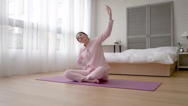 Asyalı Kadın Sol Sağ Ellerini Germe Yoga Mat Oturuyor — Stok video