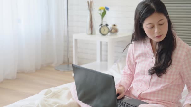 Κυρία Που Εργάζονται Laptop Στο Κρεβάτι Και Επίσης Τρώει Πρωινό — Αρχείο Βίντεο