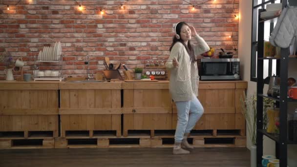 Movimento Lento Dona Casa Balançar Cozinha Ela Moveu Corpo Para — Vídeo de Stock