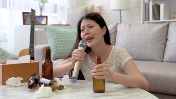 Mujer Asiática Cantando Una Canción Amor Derramamiento Lágrimas Cheque Desde — Vídeo de stock