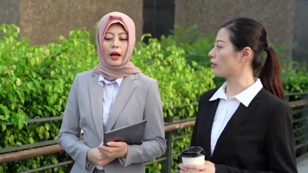 オフィスの外に散歩しながら議論を持つ つのビジネス人同僚 — ストック動画