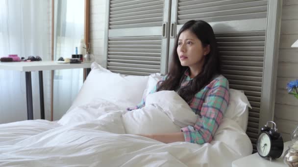 Asiática Tímida Menina Não Pode Suportar Filme Terror Esconder Cobertor — Vídeo de Stock