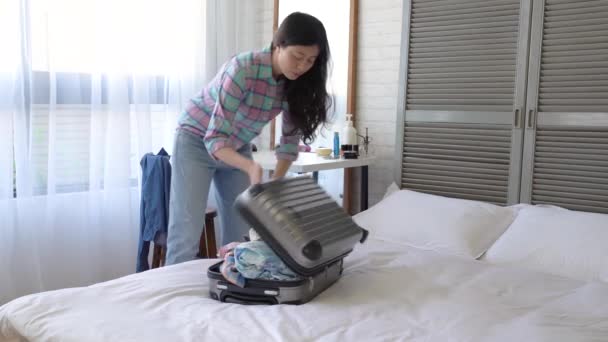Aziatische Vrouw Trok Haar Kleding Accessoires Koffer Uit Naar Haar — Stockvideo