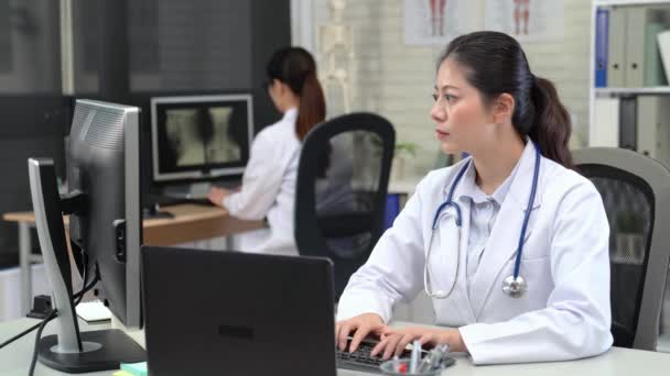 Porträt Einer Asiatischen Ärztin Die Personal Computer Arbeitet Ihr Büro — Stockvideo