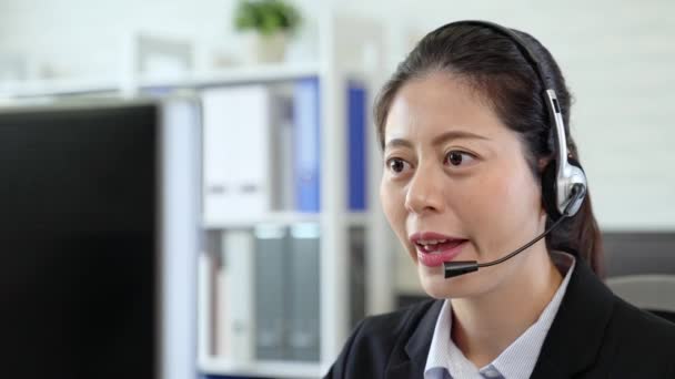 Gelukkig Lachend Aziatisch Meisje Pak Zit Computer Met Hoofdtelefoon Office — Stockvideo