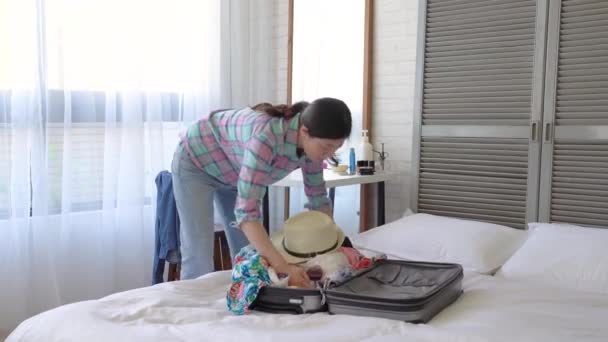 Snelle Beweging Van Aziatische Luie Vrouw Inpakken Van Haar Koffer — Stockvideo