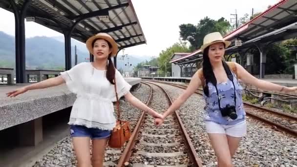 Rallentatore Due Ragazze Asiatiche Che Camminano Sul Binario Del Treno — Video Stock