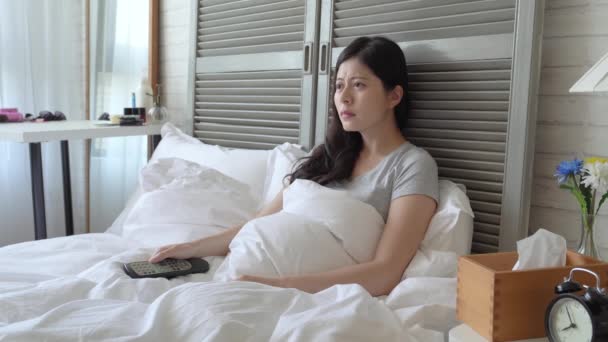 Die Asiatische Frau Ist Gerührt Von Dem Film Der Fernsehen — Stockvideo