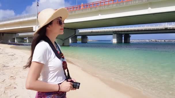 Vista Lateral Una Mochilera Asiática Visitando Playa Naminoue — Vídeos de Stock