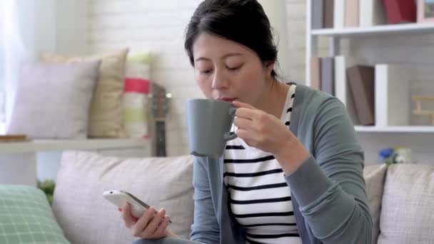 Aziatische Moderne Vrouw Verbijsterd Door Lekkere Koffie Mok Terwijl Sms — Stockvideo
