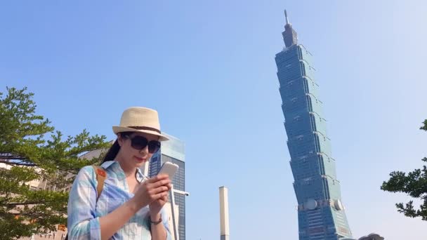 Chica Asiática Moderna Mensajes Texto Delante Taipei 101 Ella Está — Vídeos de Stock