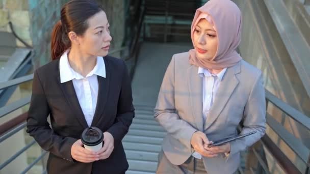 Asia Muslim Businesswoman Walking Outdoor Stairway Talking Sunny Light Sunset — Stock Video