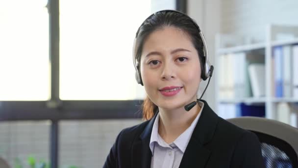 Amigável Asiático Feminino Online Helpline Operador Com Fones Ouvido Cara — Vídeo de Stock