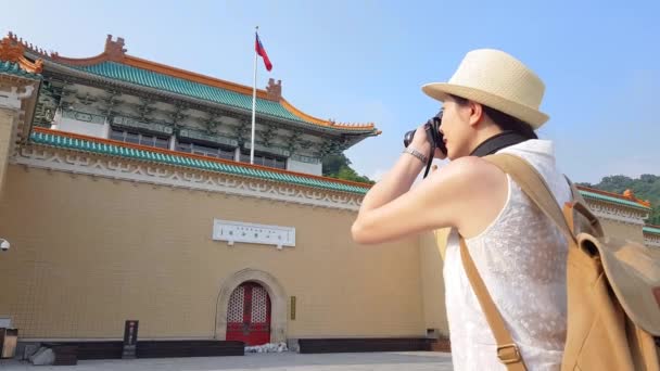亚洲女孩的侧面看着她的相机 并给国家宫殿博物馆拍摄 关于建设文本故宫博物院的翻译 — 图库视频影像