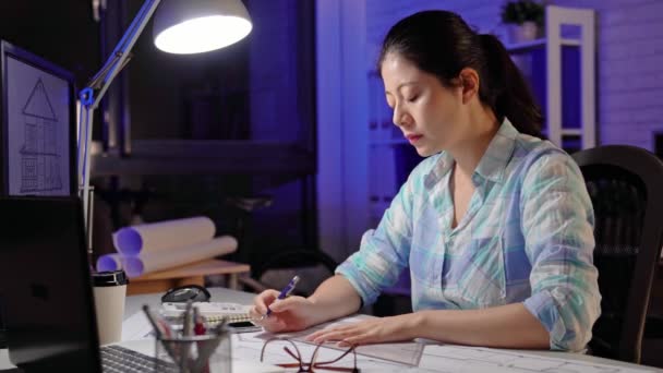 亚洲建筑师终于做了她的 Wprk 她累了 舒展了背部和手臂 她打了个哈欠 因为整个晚上都没睡觉 — 图库视频影像