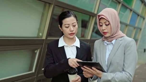 Dos Jóvenes Mujeres Negocios Asiáticas Musulmanas Caminando Hablando Pasillo Oficinas — Vídeo de stock