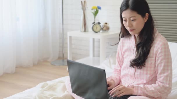 Signorina Sta Concentrando Sul Portatile Lei Sta Fare Lavoro Nel — Video Stock