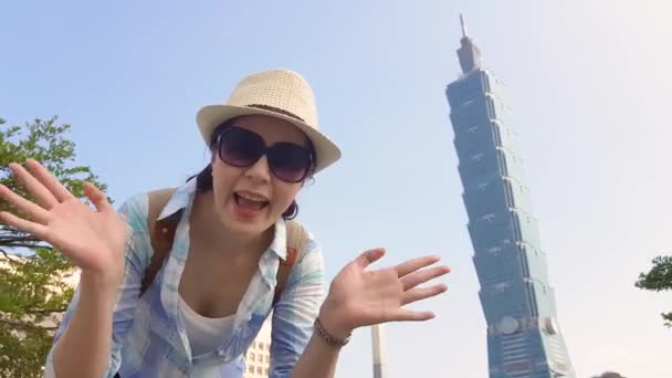 Gadis Modern Asia Melambaikan Tangannya Dan Memperkenalkan Taipei 101 Kepada — Stok Video