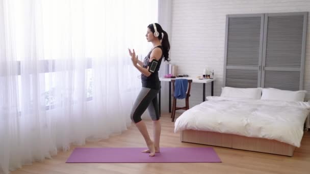 Asian Woman Who Wearing Sportswear Arm Phone Set Standing Yoga — Stock Video