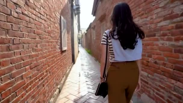 Asyalı Kadın Civarında Kameraya Bakmak Için Eski Sokak Döndü Yürürken — Stok video