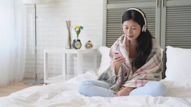 Jeune Femme Asiatique Est Réveillée Écouté Musique Avec Son Casque — Video