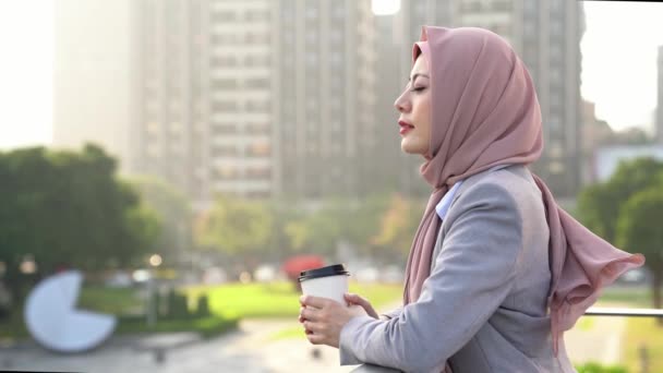Exitosa Mujer Negocios Musulmana Pie Fuera Oficina Tomar Descanso Disfrutar — Vídeos de Stock