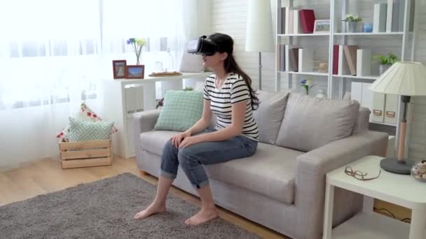 Asiatische Frau Wohnzimmer Sitzt Plötzlich Von Der Gerät Szene Erschrocken — Stockvideo