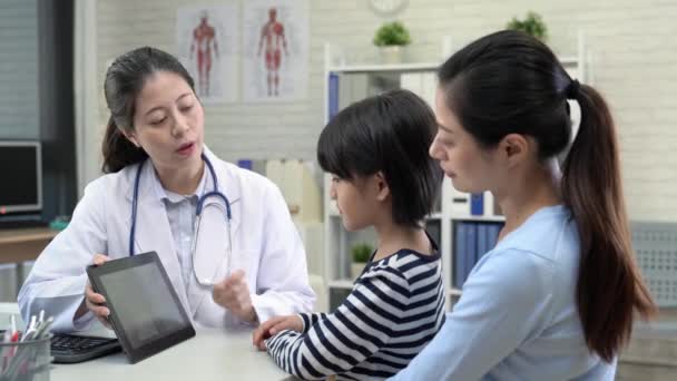 Pequenas Crianças Paciente Perguntando Sobre Questão Médica Apontando Para Pad — Vídeo de Stock