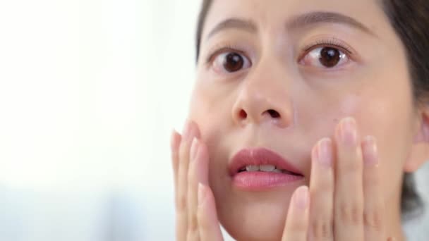 自信漂亮的亚洲女孩用镜子触摸她的脸 — 图库视频影像