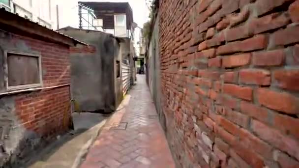 Vista Rápida Movimiento Antigua Calle Estrecha Zona Residencial Hay Vatios — Vídeo de stock