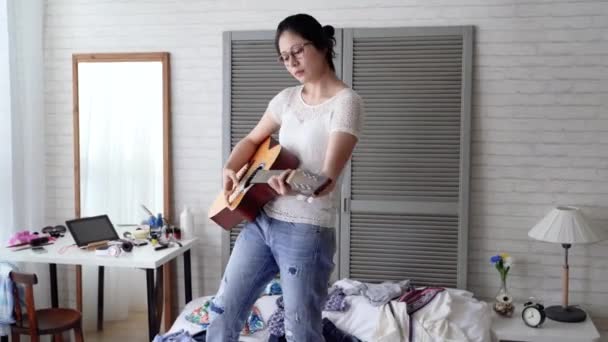 Asyalı Kadın Müzisyen Dağınık Odasında Gitar Çalmak Her Zaman Onun — Stok video