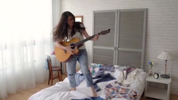 Joven Chica Moderna Fingiendo Que Una Estrella Rock Pie Cama — Vídeo de stock