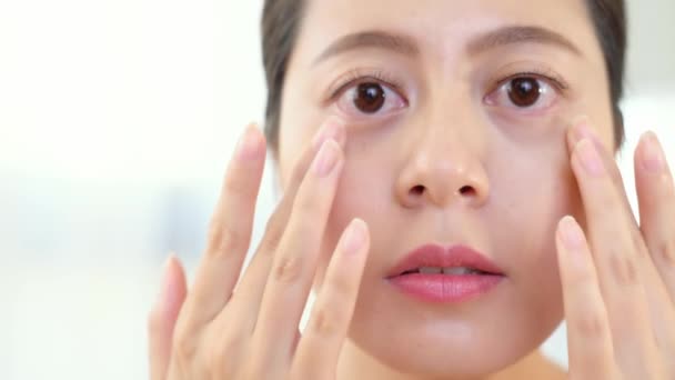 Applicare Crema Idratante Giovane Donna Usando Entrambe Mani Prendersi Cura — Video Stock