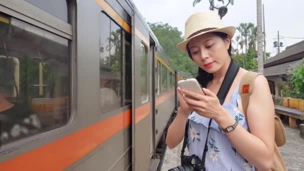 スローモーションの女の子の電車の横に携帯電話をタップします 彼女は彼女の友人を接続します — ストック動画