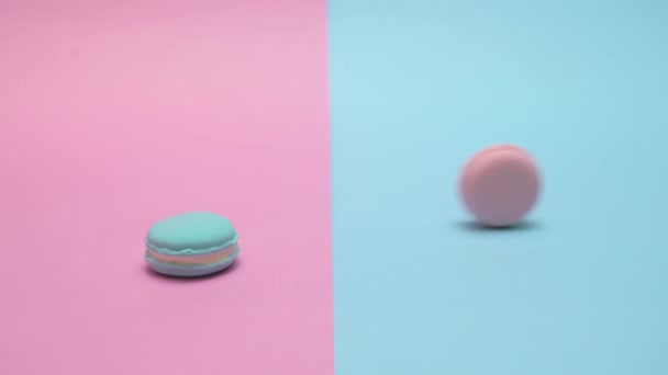 Twee Macarons Punchy Pastel Achtergrond Plaatst Roze Een Rollend Rond — Stockvideo