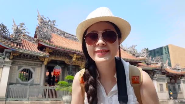 Asiático Viajante Acenando Com Mãos Para Câmera Convidando Seus Amigos — Vídeo de Stock