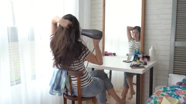Asiatico Giovane Donna Utilizzando Asciugacapelli Asciugarsi Capelli Dopo Doccia — Video Stock
