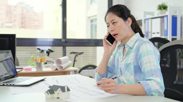 Casual Werkdag Van Architect Mooie Jonge Aziatische Vrouw Praten Mobiele — Stockvideo