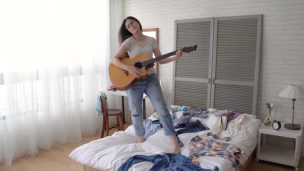 Odtwarzacz Muzyki Rock Kobiet Praktykujących Jej Łóżku Ona Jest Wysokim — Wideo stockowe