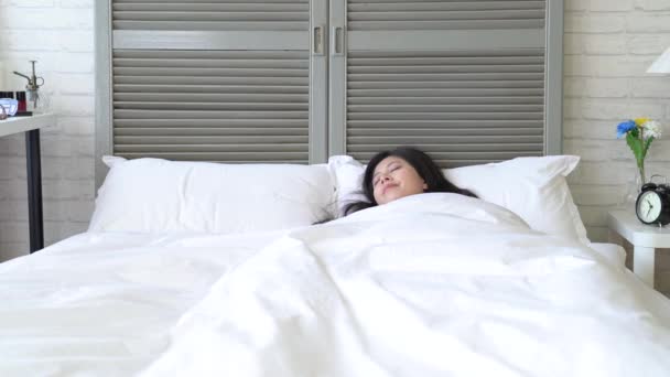 Donna Cambia Posizione Postura Mentre Dorme Una Che Dorme Profondamente — Video Stock