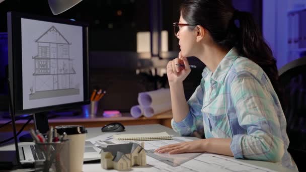 女性のアジア建築家を彼女の手でコンピューターの画像を描画します 彼女は慎重に すべての直線を描画します 彼女は間違いをする自分を我慢できません — ストック動画