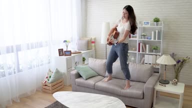 Gitar çalmak ve dans koltukta duran bir Asyalı hızlı hareketi.