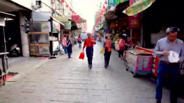 Changhua, Tayvan - 26 Mart 2018: hızlı hareket Lukang eski sokak sahne nerede yemek için bir sürü vardır.
