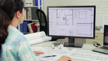 Dikiz çizim bilgisayarla çalışma kadın mimar kroki ve elektronik blueprint kontrol edin.