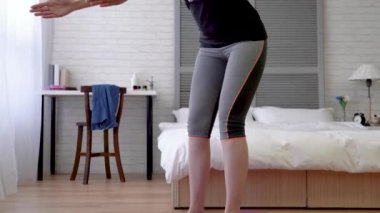 Asyalı kadın çömelme ve kendini stresten serbest bırakmak için nefes al.