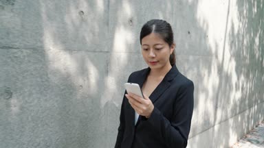 Modern ofis bölge arka plan üzerine açık havada telefonuyla genç iş kadını.