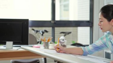 güzel kadın tasarımcı çalışma ve mimari proje üzerinde müşterisi için çizim Office